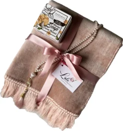 Lale Collection® Light Samt-Gebetsteppich-Set Pastellrosa Gebetskette Koran Oud Musc 100% Naturseife (vegan & Tierversuchsfrei) Duft (Sajadah/Prayer Rug/prayer Mat) Tesbih 99 Perlen Namaz Muslim Quran Islam